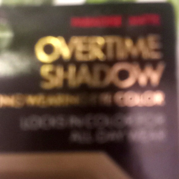 Revlon Overtime Shadow Paradise Matte Eyeshadow Palette ๐จ - Picture 3 of 10